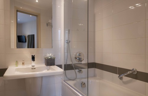 Quartier Saint-Ambroise Hotel | Discover Hotel Verlain: Family-Friendly with Breakfast Included