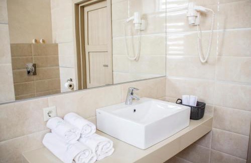 Lutsk Hotel | Enchanting Hotel Versailles: Pet-Friendly & Breakfast Included