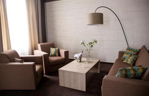 Lutsk Hotel | Enchanting Hotel Versailles: Pet-Friendly & Breakfast Included