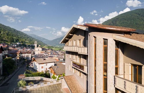 Vezza d'Oglio Hotel | Discover Hotel Vezza Alpine Lodge & Spa: Pet Friendly Retreat