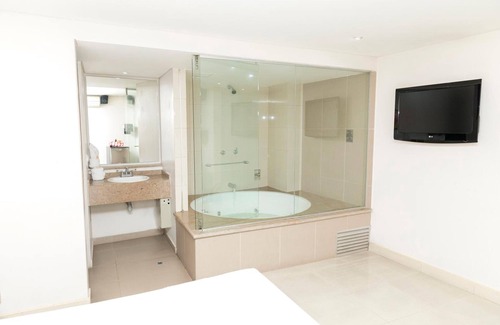 La Candelaria Hotel | Cozy Hotel Romanza Medellin with Spa and Family-Friendly Dining