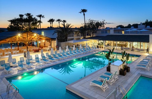 Sant Josep de sa Talaia Hotel | Discover Hotel Vibra Cala Tarida: Pool & Oceanfront Bliss
