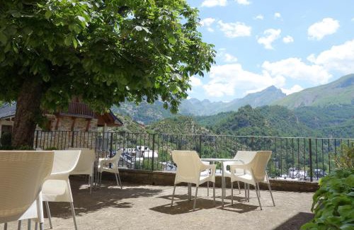 Panticosa Hotel | Discover Hotel Vicente: Family-Friendly with Top Ratings