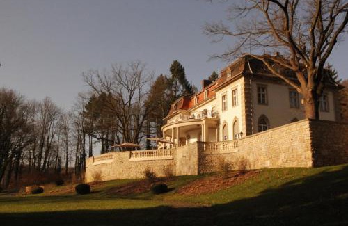 Poessneck Hotel | Inviting Hotel Villa Altenburg: Family-Friendly Retreat