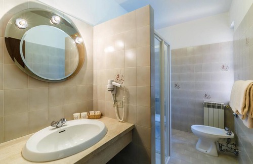 Pescia Hotel | Discover Hotel Villa delle Rose: Family-Friendly Retreat