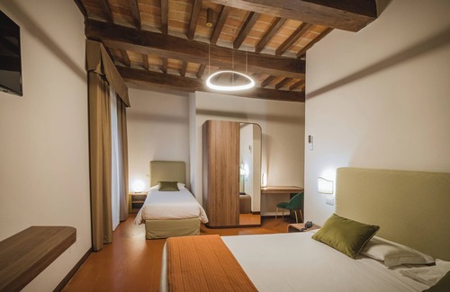 Monteluiano Hotel | Discover Hotel Villa Montegranelli: Pool & Family-Friendly