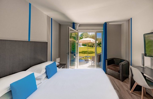 Mougins Hotel | Elegantly Appointed Hotel Villa Sophia with Pool & Dining