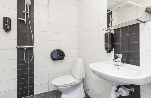 Sodertalje Hotel | Discover Hotel Vindeus: Family-Friendly Stay with Breakfast