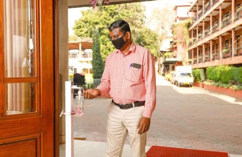 Coonoor Hotel | Discover Hotel Vivek: Family-Friendly with Pool & Dining