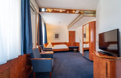Reutlingen Hotel | Guest Rated 9.2: Hotel Württemberger Hof with Breakfast & Access