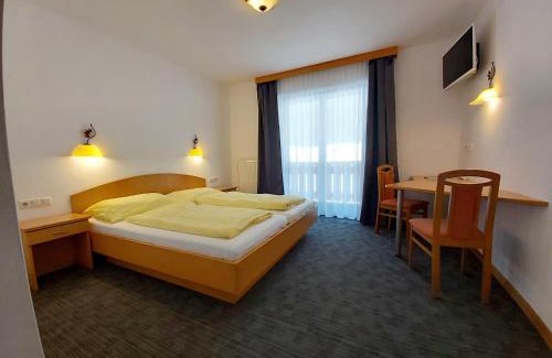 Fusch an der Grossglocknerstrasse Hotel | Inviting Beachfront Retreat at Hotel Wasserfall