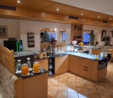 Fusch an der Grossglocknerstrasse Hotel | Inviting Beachfront Retreat at Hotel Wasserfall