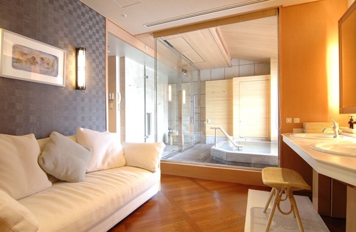 Takarazuka House | Experience Comfort at Hotel Wakamizu with Spa & Hot Tub