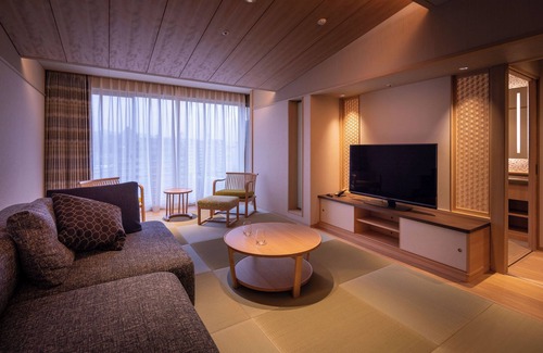 Takarazuka House | Experience Comfort at Hotel Wakamizu with Spa & Hot Tub