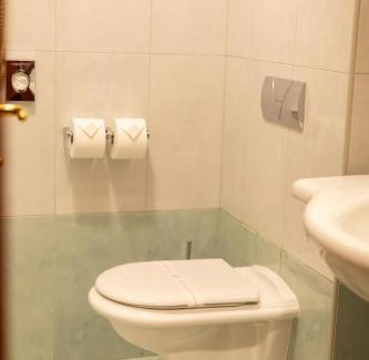Osijek Hotel | Discover Hotel Waldinger: 4-Star Stay with Hot Tub & Dining