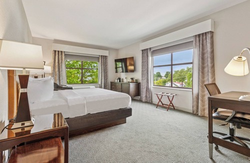 West Chester Hotel | Discover Hotel Warner: Family-Friendly Getaway with Spa & Pool