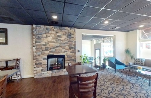 West Chester Hotel | Discover Hotel Warner: Family-Friendly Getaway with Spa & Pool