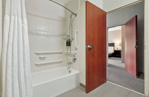 West Chester Hotel | Discover Hotel Warner: Family-Friendly Getaway with Spa & Pool