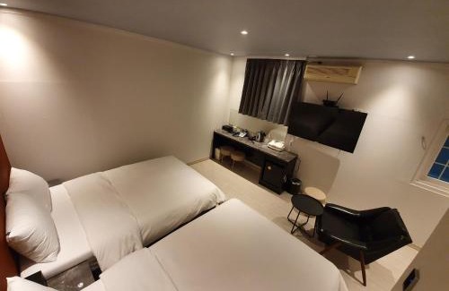 Hangangno-dong Hotel | Budget-Friendly Stay at Hotel WO Yongsan Station