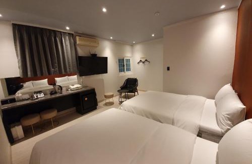 Hangangno-dong Hotel | Budget-Friendly Stay at Hotel WO Yongsan Station