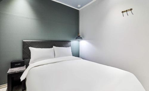 Hangangno-dong Hotel | Budget-Friendly Stay at Hotel WO Yongsan Station