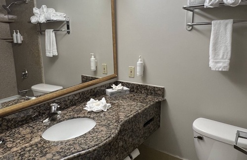 Moreno Valley Hotel | Inviting Stay at Hotel Xola with Pool & Family Amenities