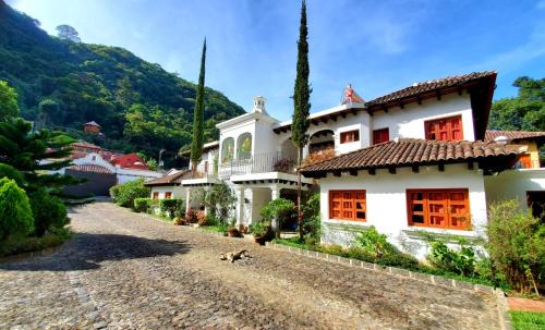 Santa Ana Hotel | Charming Hotel Casa Búho B&B: Guest Rated 9/10 & Family Welcoming