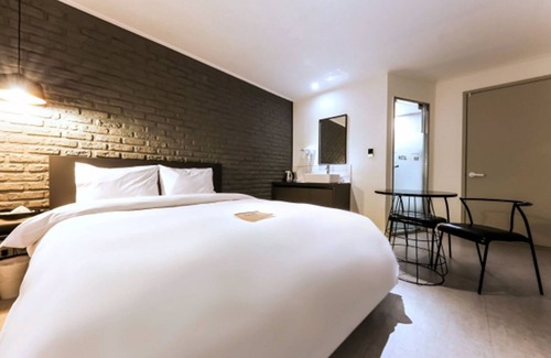 Bongmyeong-dong Hotel | Comfortable Stay at Hotel Yam Yuseong Oncheon with Pool