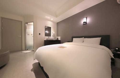 Bongmyeong-dong Hotel | Comfortable Stay at Hotel Yam Yuseong Oncheon with Pool
