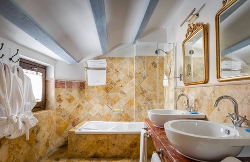 Old Town Baeza Hotel | Discover Hotel YIT La Casona del Arco: 4-Star Comfort Awaits