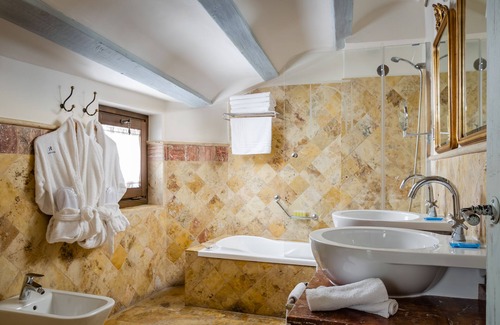 Old Town Baeza Hotel | Discover Hotel YIT La Casona del Arco: 4-Star Comfort Awaits