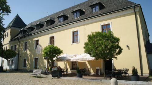 Velka Bystrice Hotel | Pet-Friendly Hotel Zámek Velká Bystřice with Top Amenities