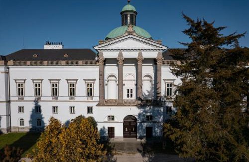 Topolcianky Hotel | Highly Rated Hotel Zámok Topoľčianky: Family-Friendly Stay