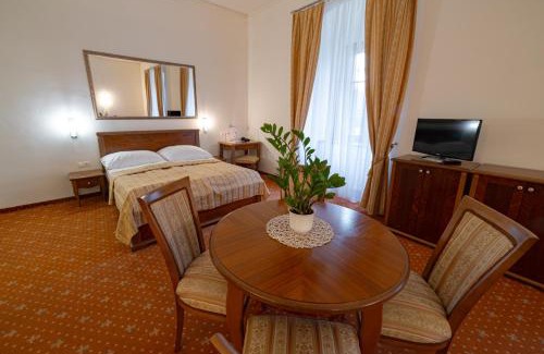 Topolcianky Hotel | Highly Rated Hotel Zámok Topoľčianky: Family-Friendly Stay