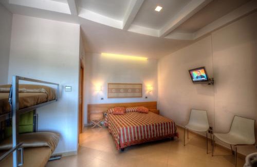 Pompei Hotel | Discover Comfort at Hotel Zeus: Breakfast & Family-Friendly