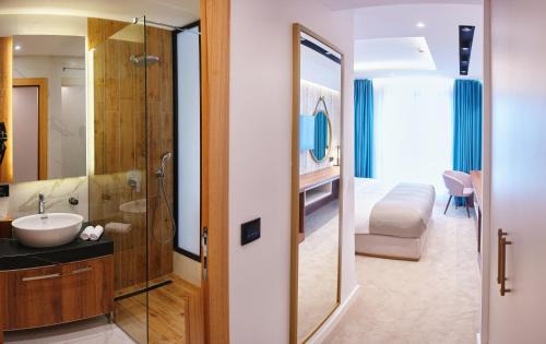 Zlatibor Hotel | Discover Hotel Zlatibor: 4-Star Retreat with Pool & Hot Tub