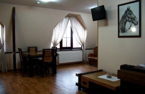 Kozlin Hotel | Pet-Friendly Hotel Zolota Pidkova with Hot Tub & Breakfast