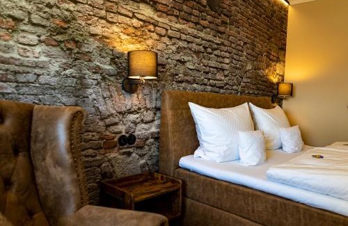 Neuleiningen Hotel | Discover Hotel Zum Burggraf: Oceanfront Escape with Breakfast