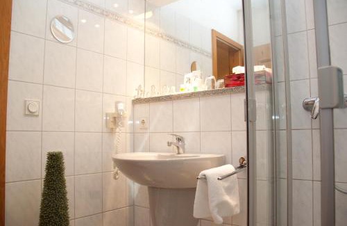 Hattingen Hotel | Cozy Hotel Zum Hackstück: Pet-Friendly with Hot Tub Access