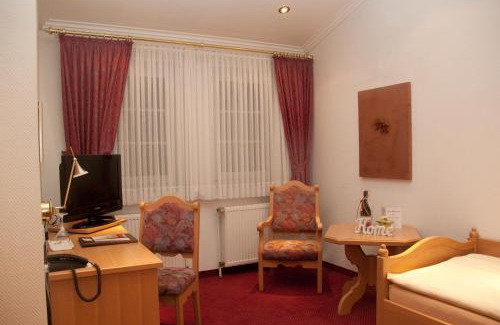 Hattingen Hotel | Cozy Hotel Zum Hackstück: Pet-Friendly with Hot Tub Access