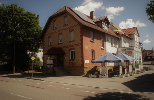 Renningen Hotel | Cozy Hotel Zur Eisenbahn: Pet-Friendly with Breakfast Included