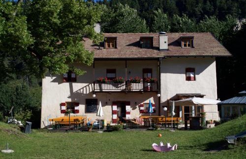 Magre sulla Strada del Vino Hotel | Experience Comfort at Hotel Zur Kirche with Family-Friendly Amenities