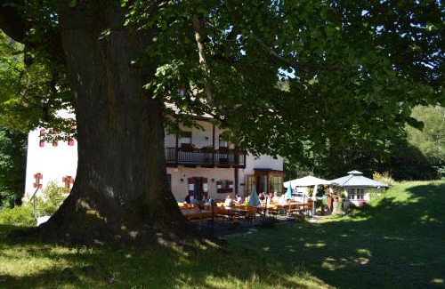 Magre sulla Strada del Vino Hotel | Experience Comfort at Hotel Zur Kirche with Family-Friendly Amenities