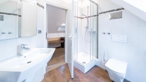 Buderich Hotel | Pet-Friendly Retreat at Hotel Zur Krone: Family Welcome