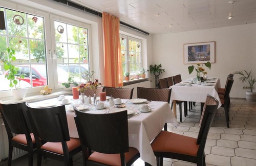 Salder Bed & Breakfast | Pet-Friendly Retreat at Hotel Zur Linde - Guest Rated 8/10