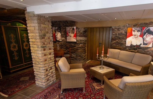 Burg Hotel | Discover Hotel Zur Post: Family-Friendly with Breakfast Included