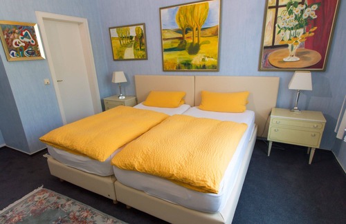 Burg Hotel | Discover Hotel Zur Post: Family-Friendly with Breakfast Included