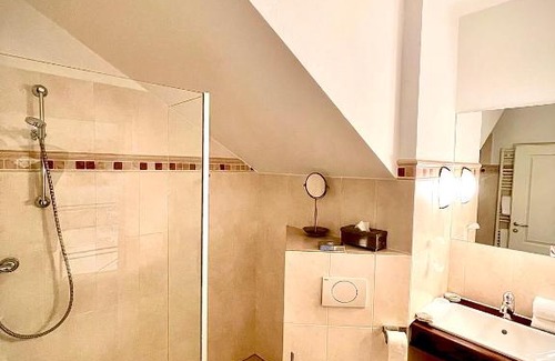 Neuwied Hotel | Pet-Friendly Retreat at Hotel zur Römerbrücke - 8/10 Rated