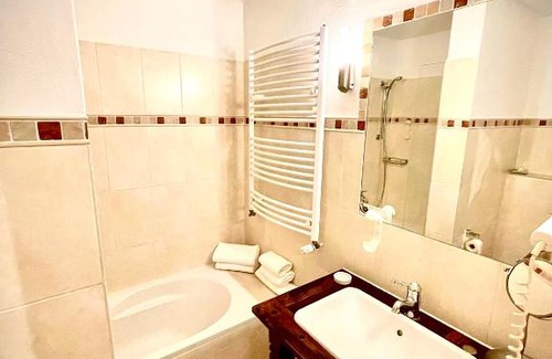 Neuwied Hotel | Pet-Friendly Retreat at Hotel zur Römerbrücke - 8/10 Rated