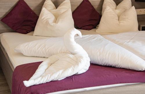 Mollands Hotel | Discover Comfort at Hotel Zur Schonenburg - Pet Friendly Stay